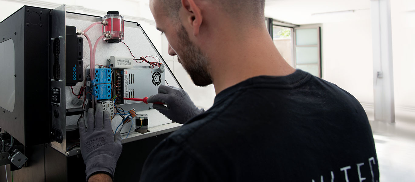 Tecnico Namitech effettua manutenzione su macchinari 3ntr