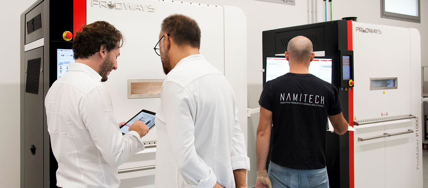 Tecnici Namitech mostrano a un cliente i servizi Prodways